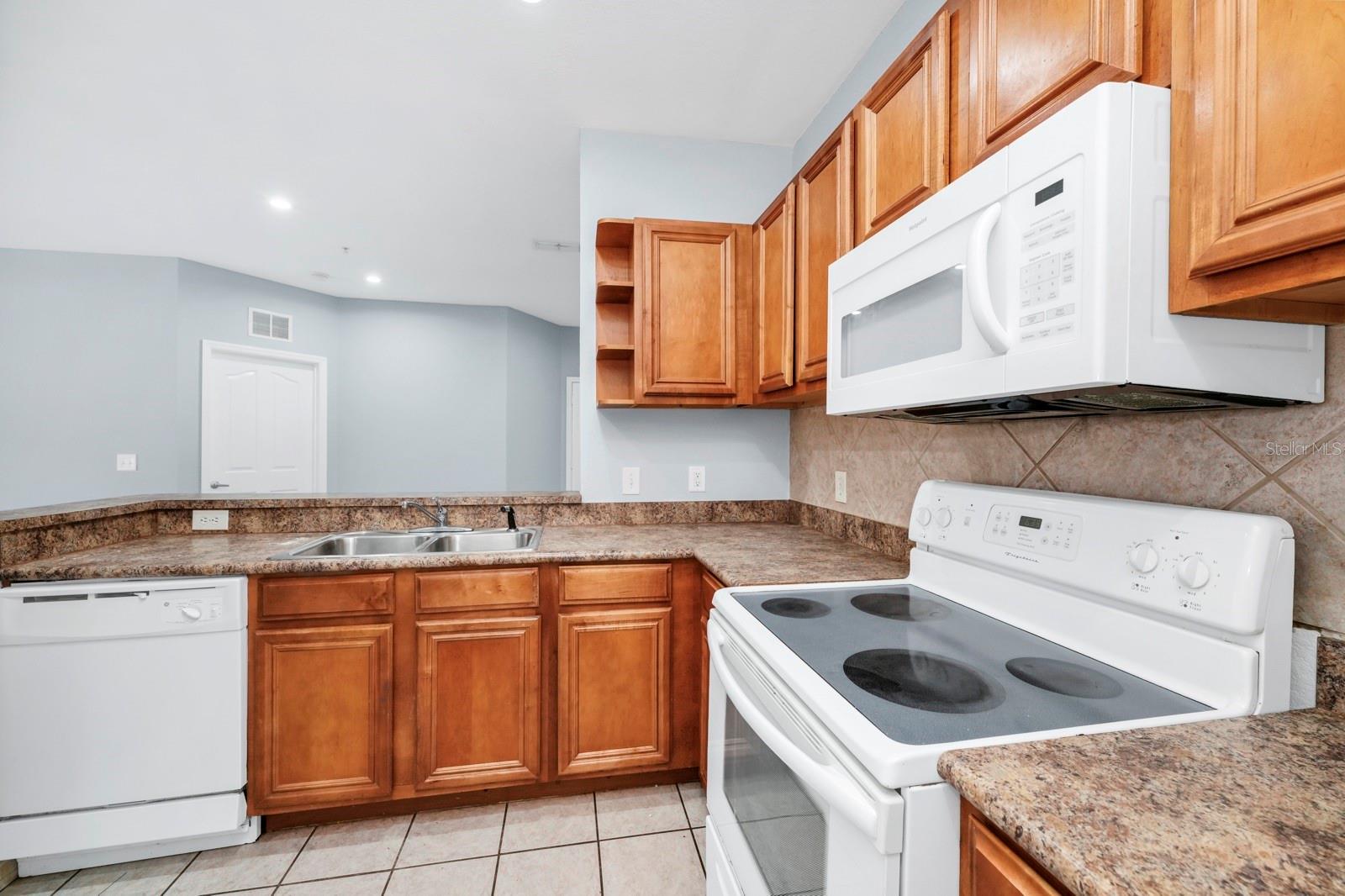 6157 METROWEST BLVD #106
