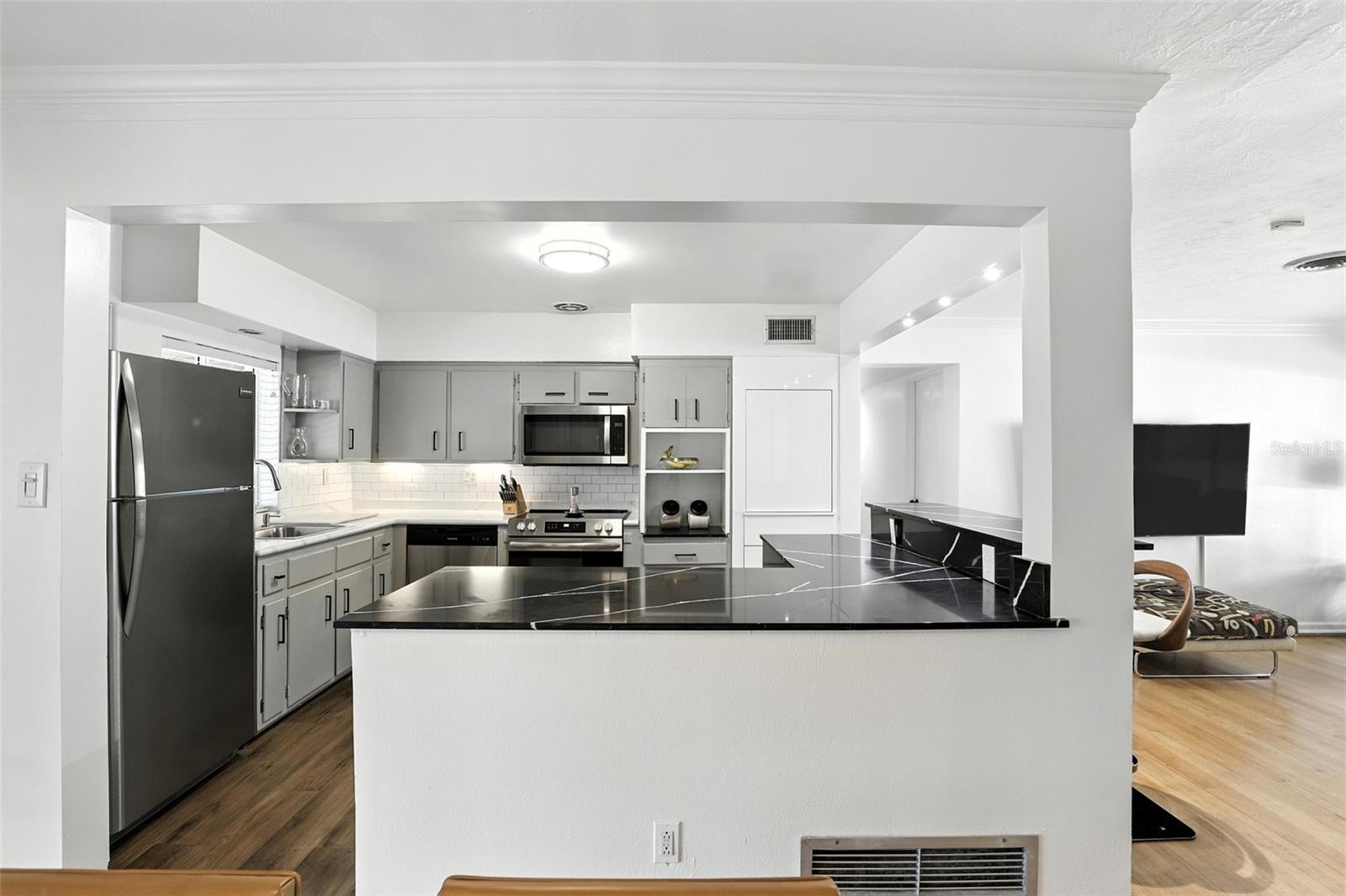 100 W NEW HAMPSHIRE ST