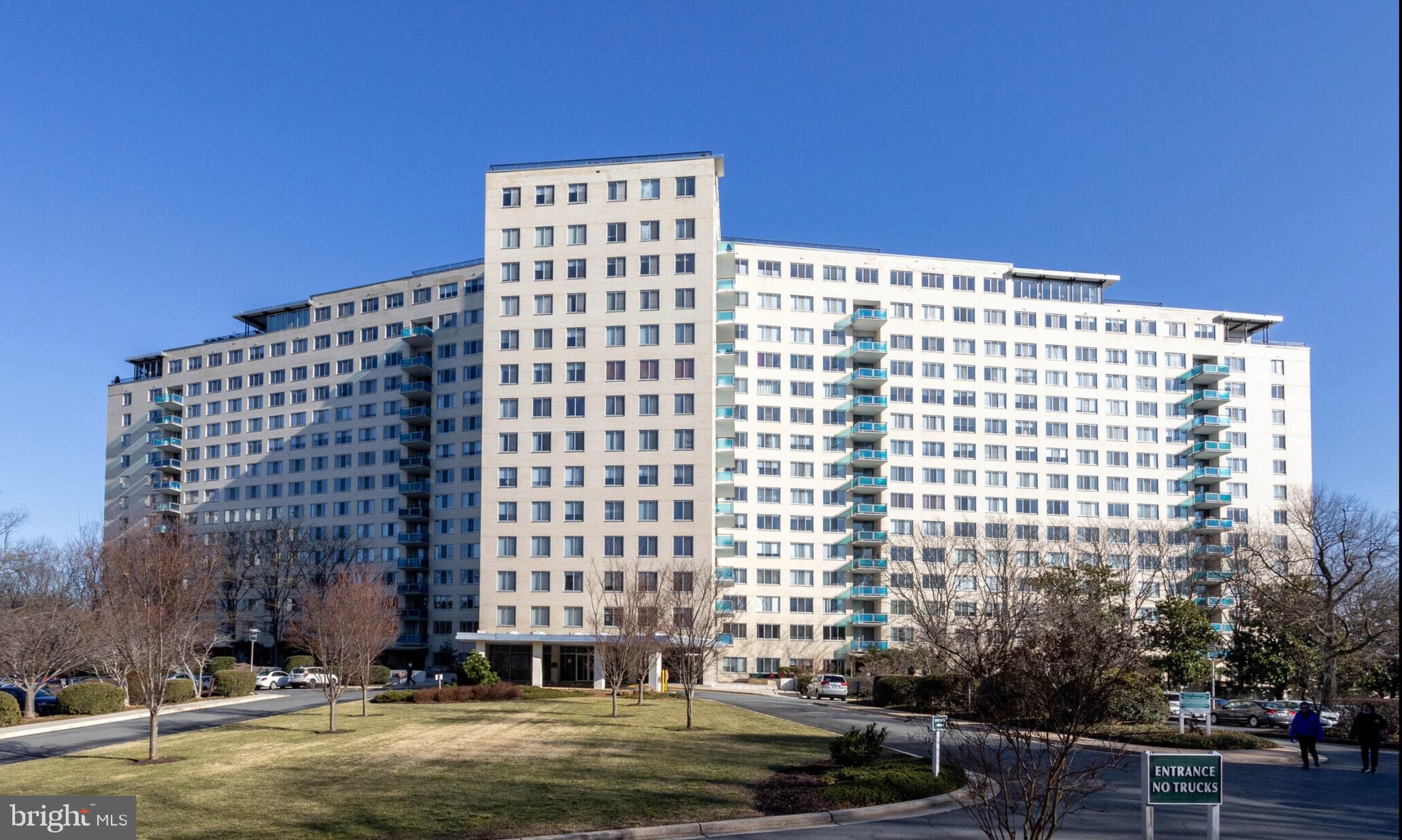 10401 Grosvenor Pl #420