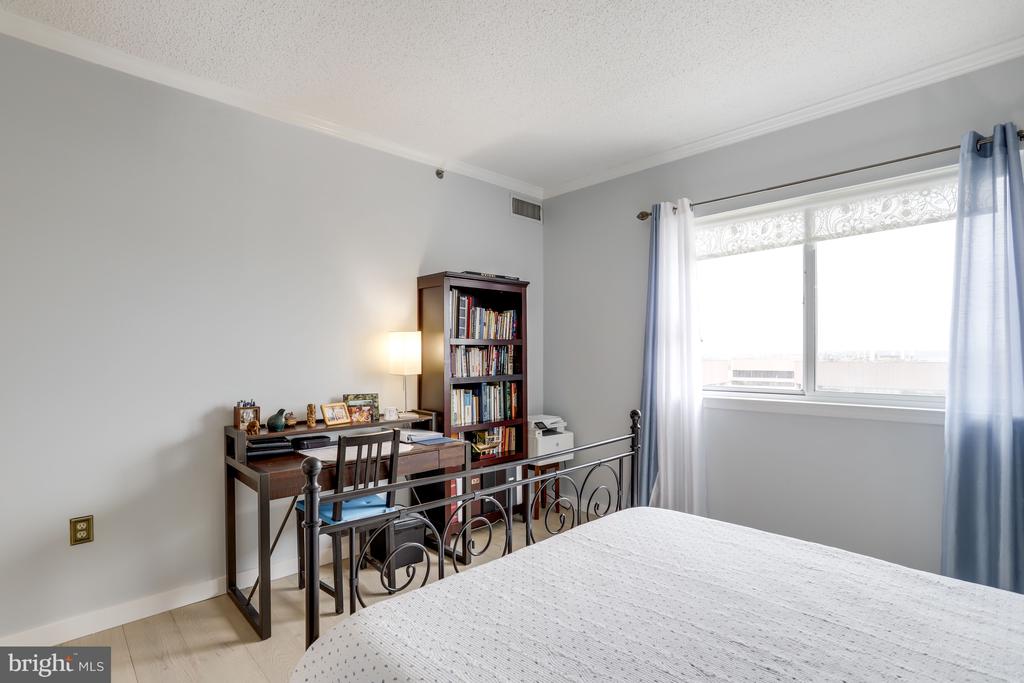 1211 S Eads St #1904