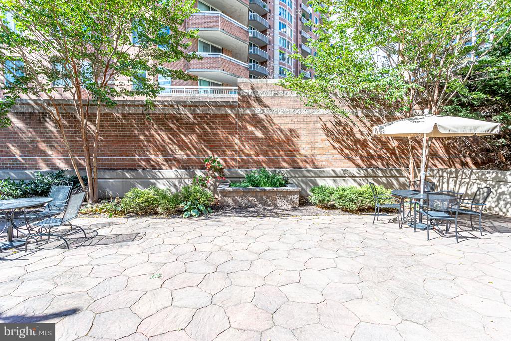 1211 S Eads St #1904
