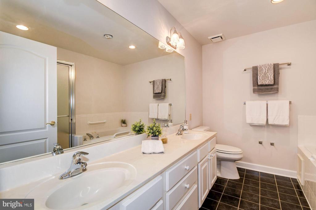 6924 FAIRFAX DR #204