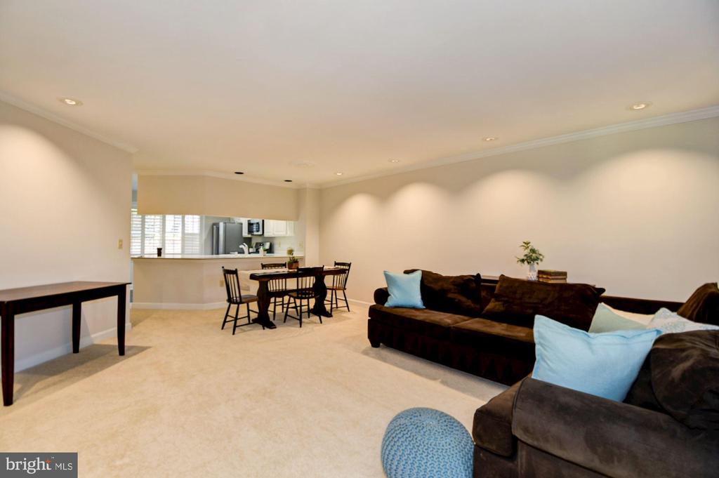 6924 FAIRFAX DR #204