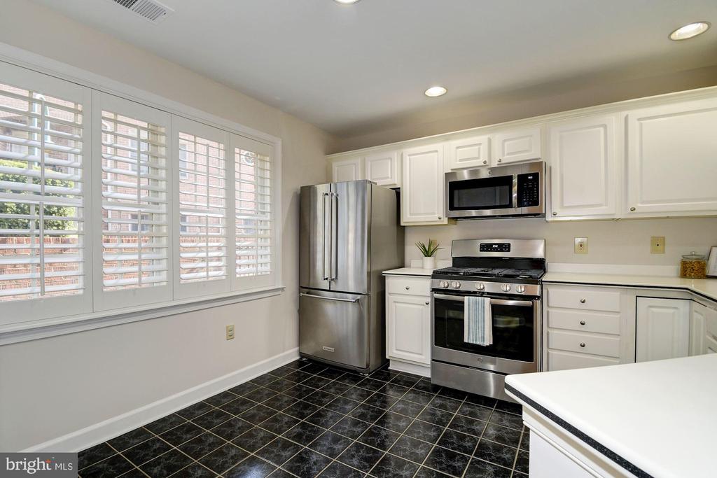6924 FAIRFAX DR #204