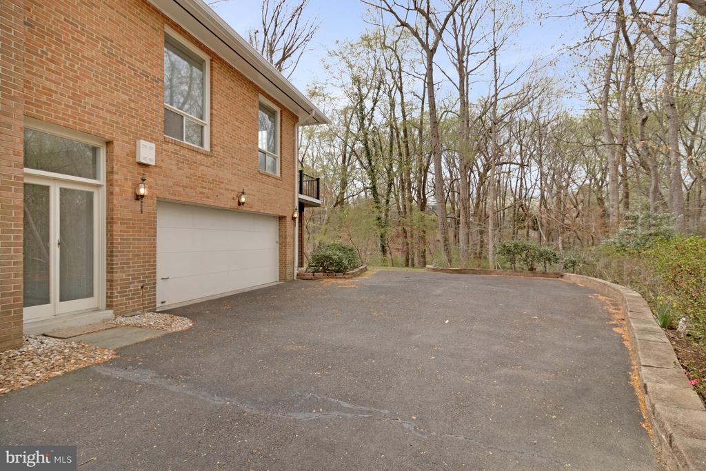 4066 Rosamora Ct