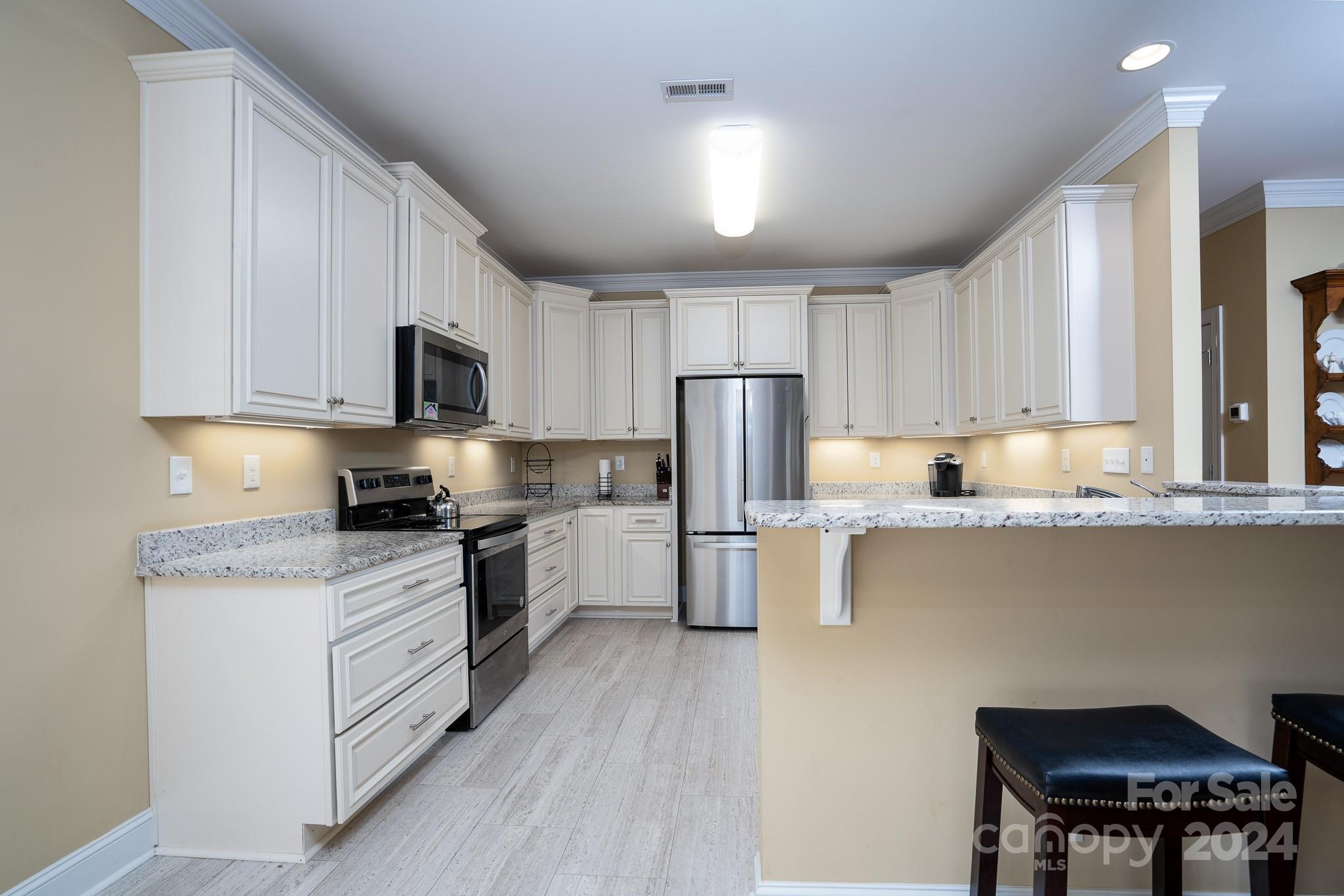 483 Pepperstone Avenue