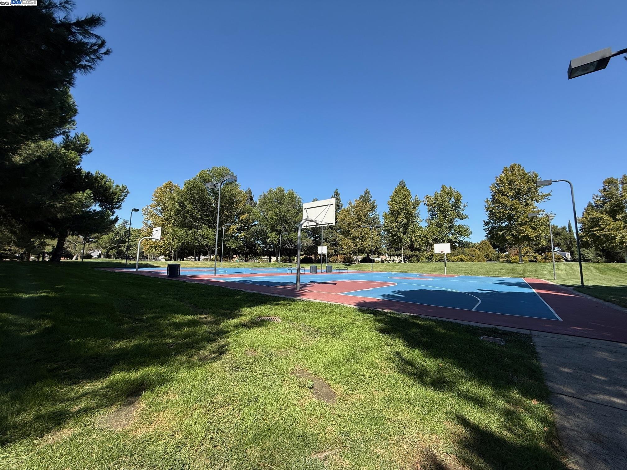 6056 Corte Encinas
