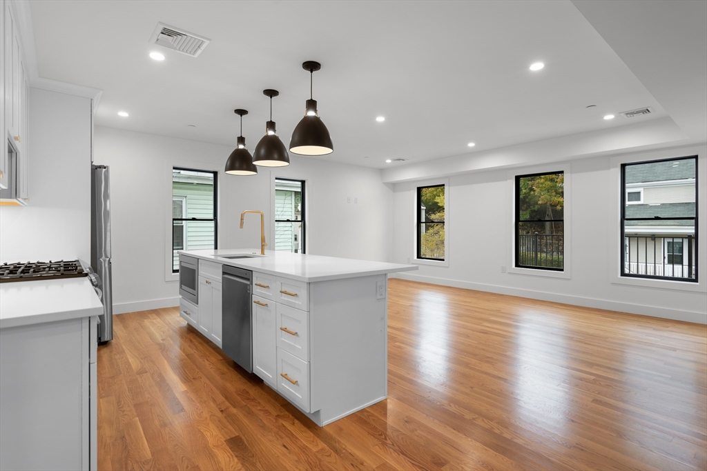 92 Alexander St # 3