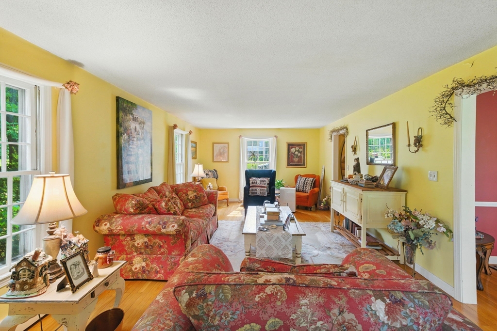 82 Raleigh Tavern Ln, North Andover