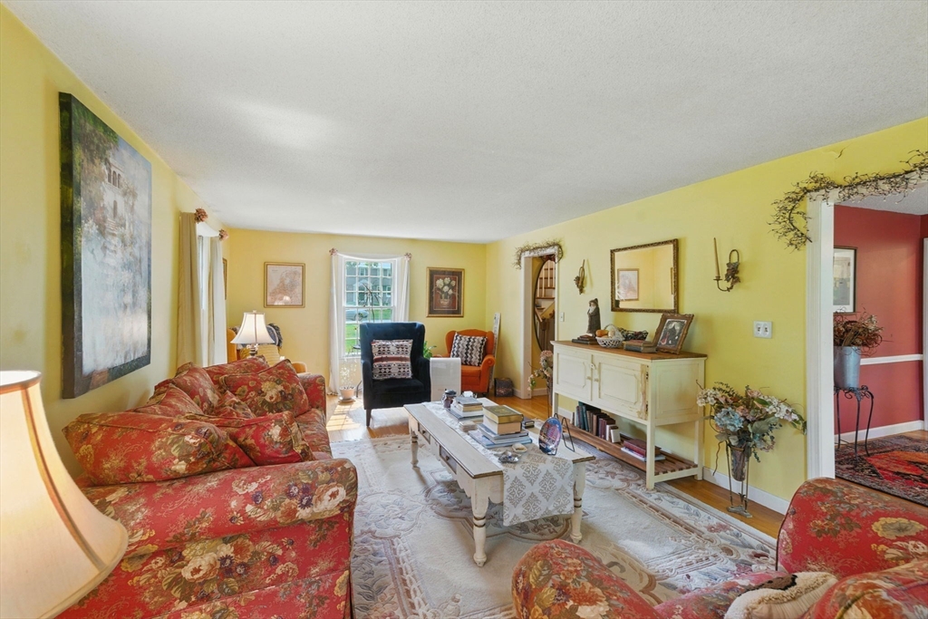 82 Raleigh Tavern Ln, North Andover