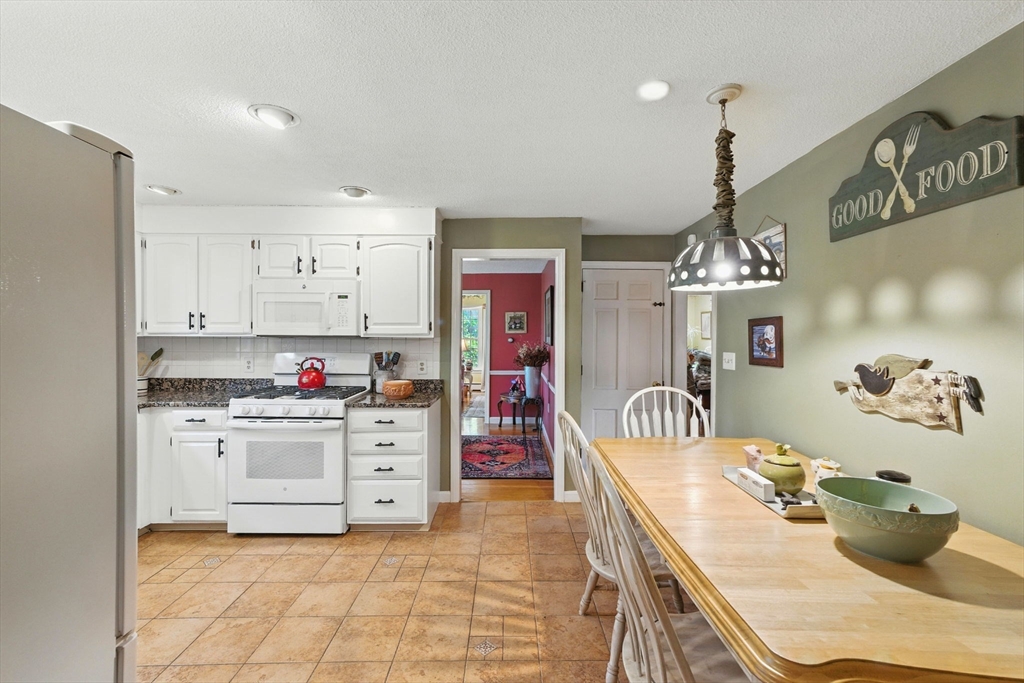 82 Raleigh Tavern Ln, North Andover