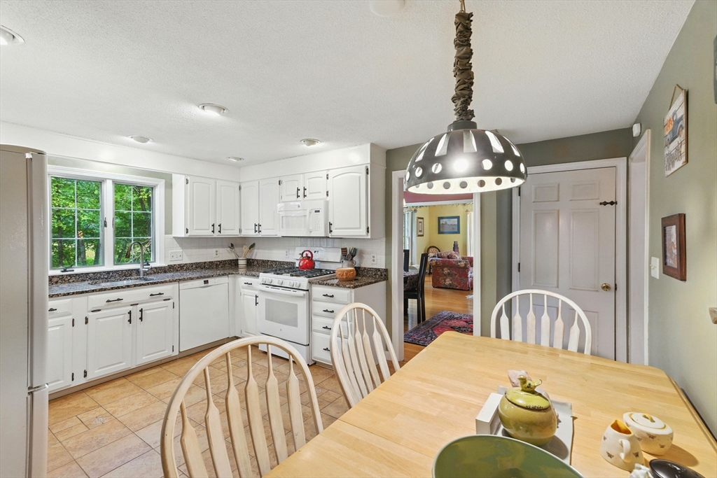 82 Raleigh Tavern Ln, North Andover