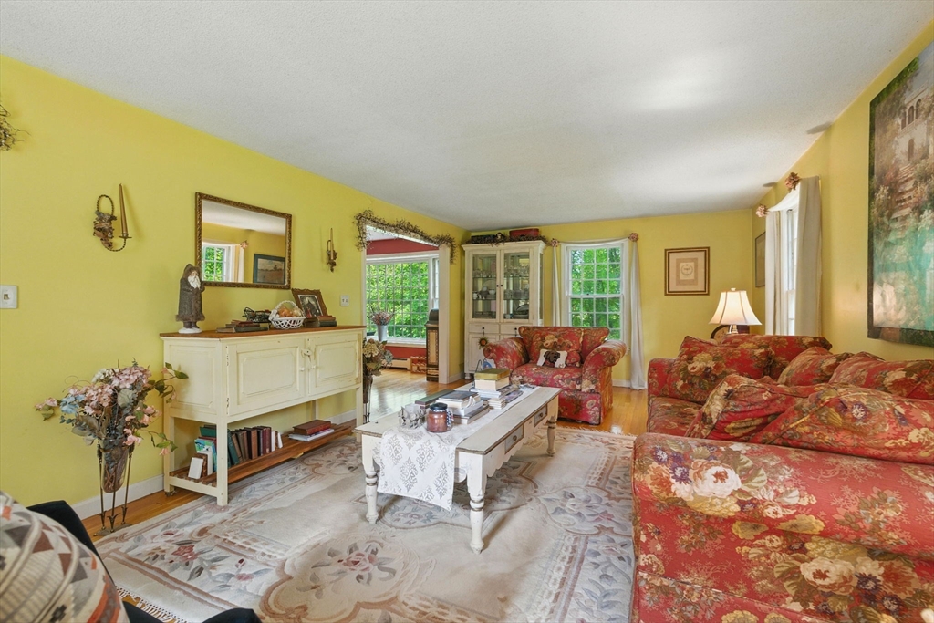 82 Raleigh Tavern Ln, North Andover