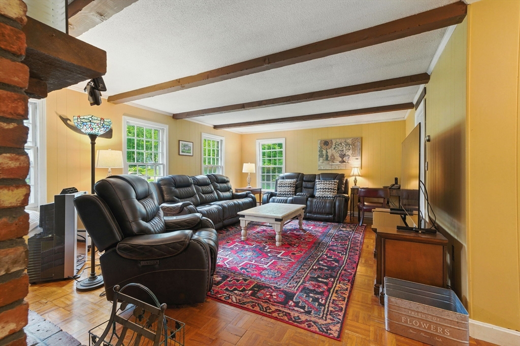 82 Raleigh Tavern Ln, North Andover