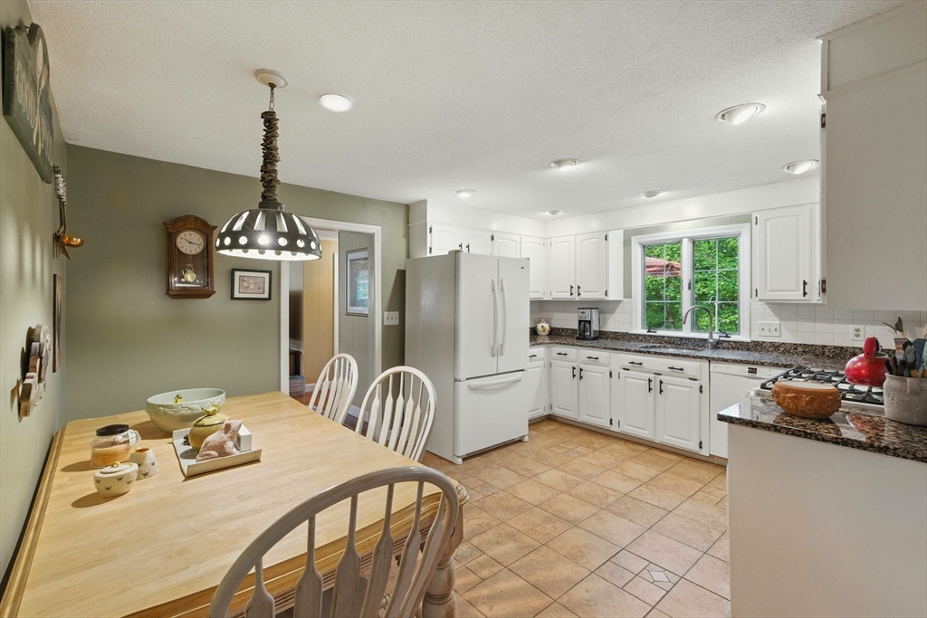 82 Raleigh Tavern Ln, North Andover