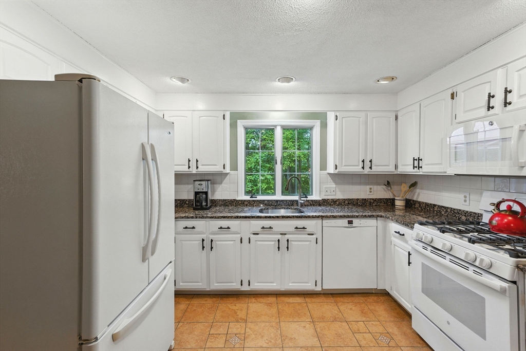 82 Raleigh Tavern Ln, North Andover