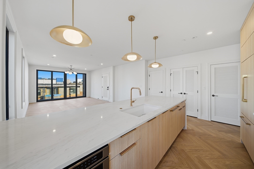 545 East 2nd St Unit: PH2