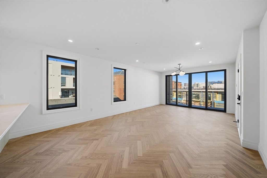 545 East 2nd St Unit: PH2