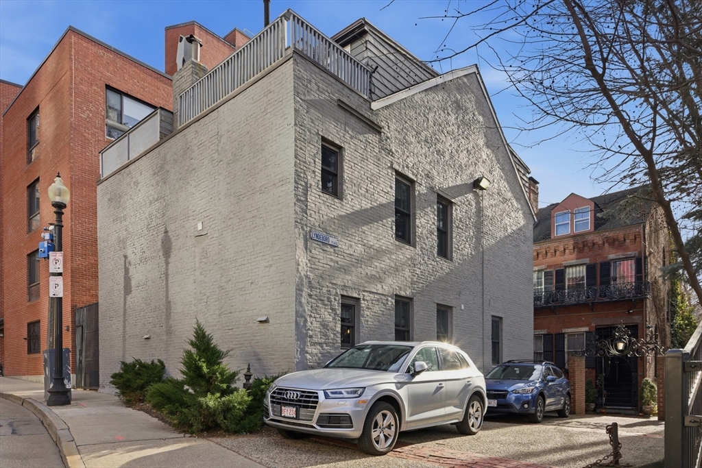2 Lyndeboro Pl