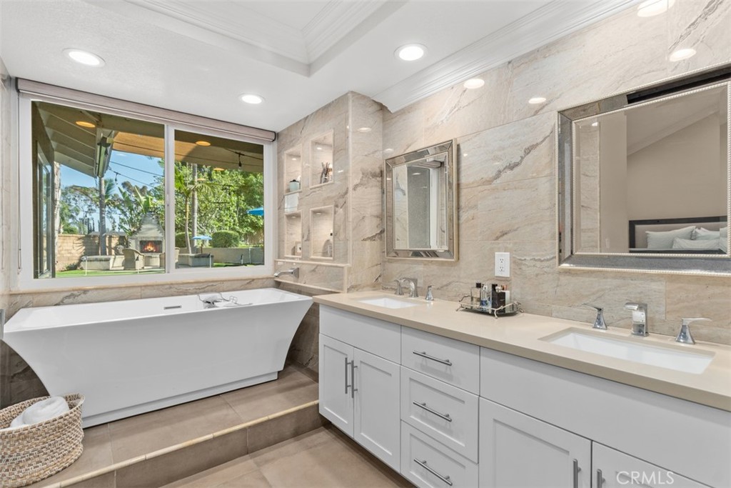 5590 Calle Vista Linda