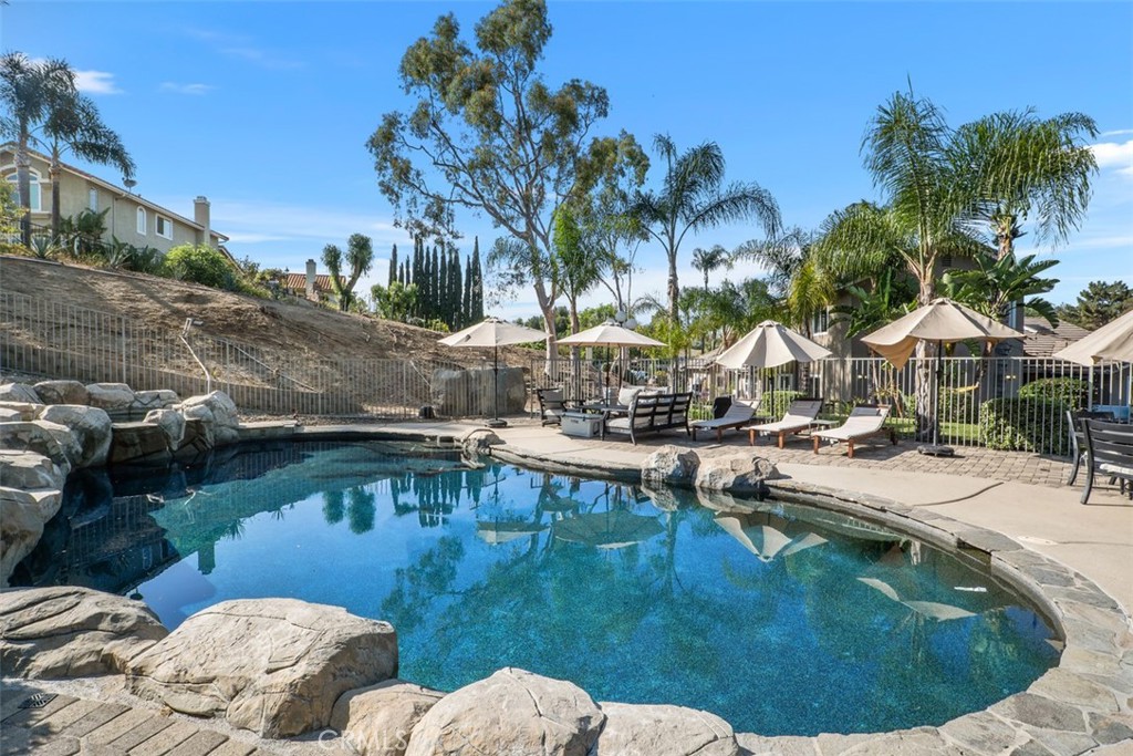 5590 Calle Vista Linda