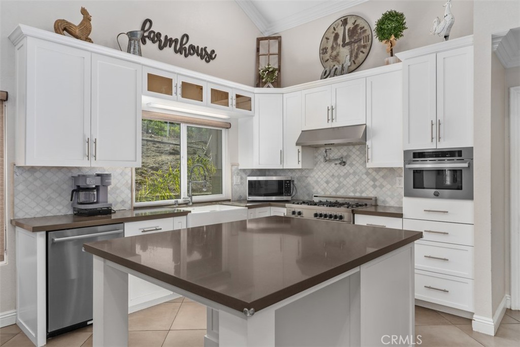 5590 Calle Vista Linda