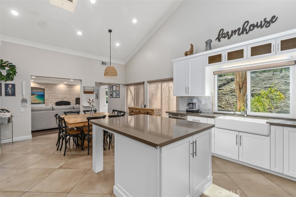 5590 Calle Vista Linda