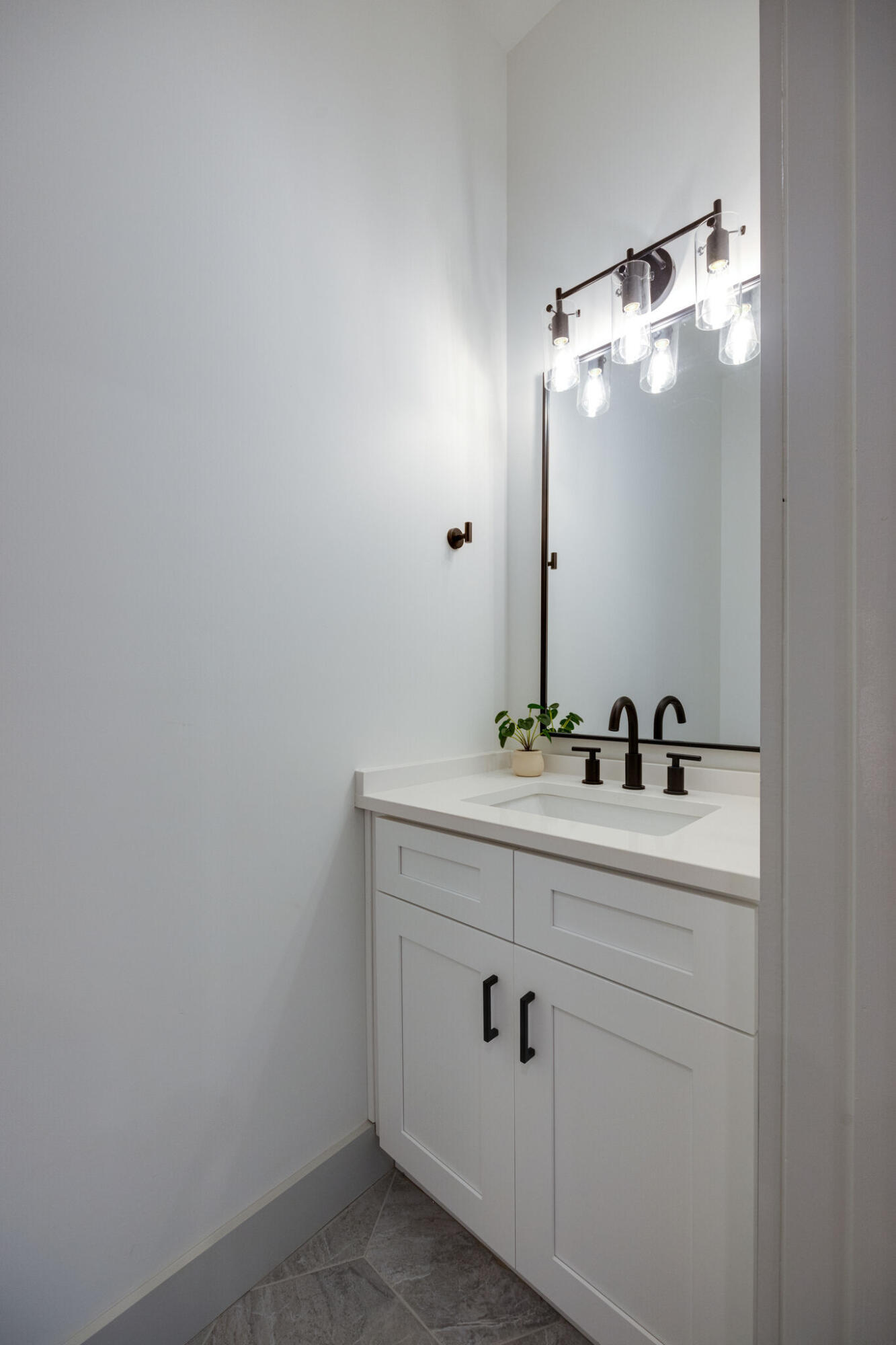 724 W Bell, #110 Avenue