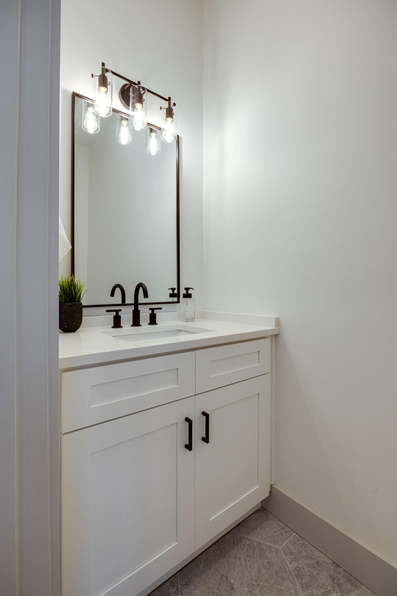724 W Bell, #110 Avenue