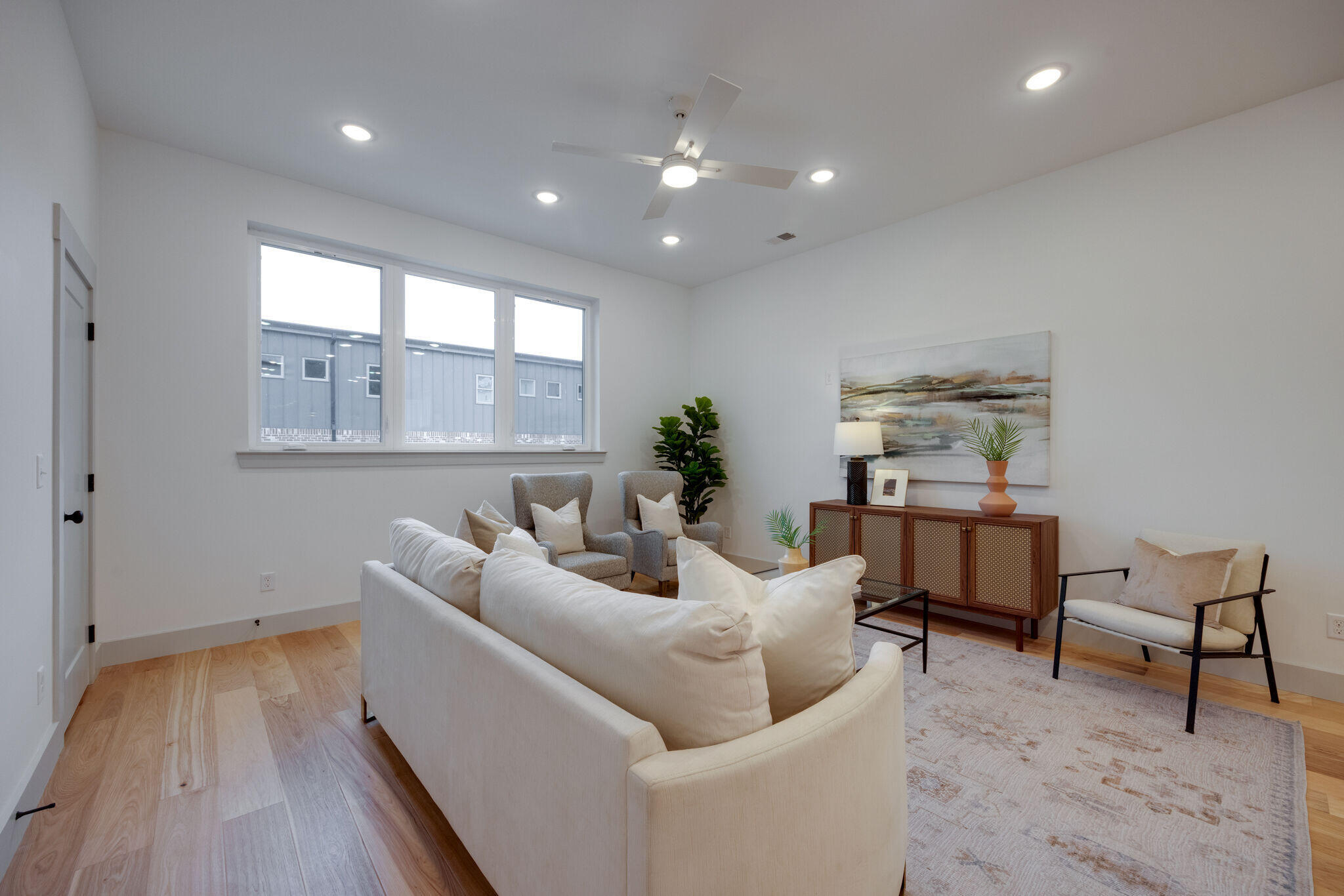 724 W Bell, #110 Avenue