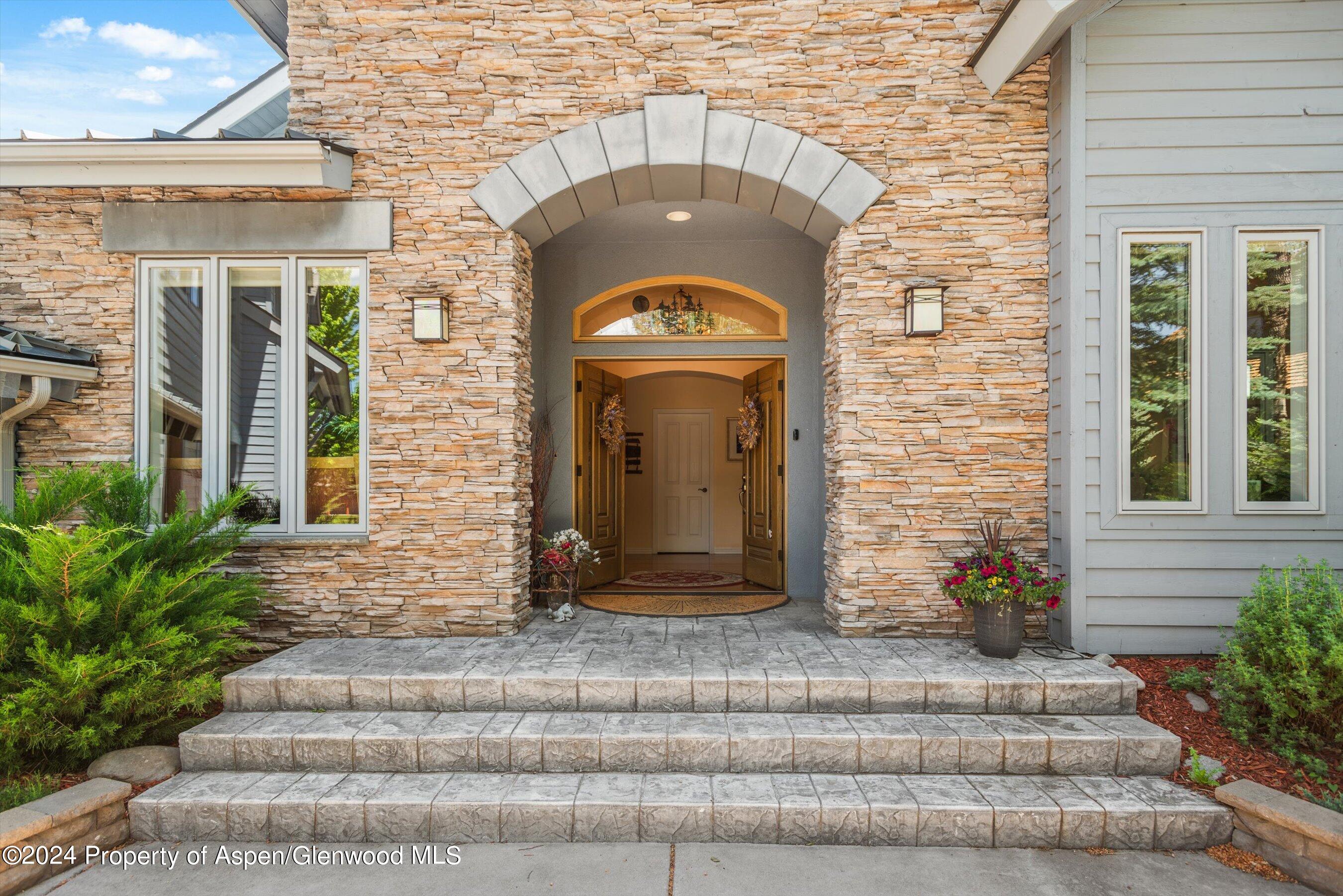 122 Crystal Canyon Drive