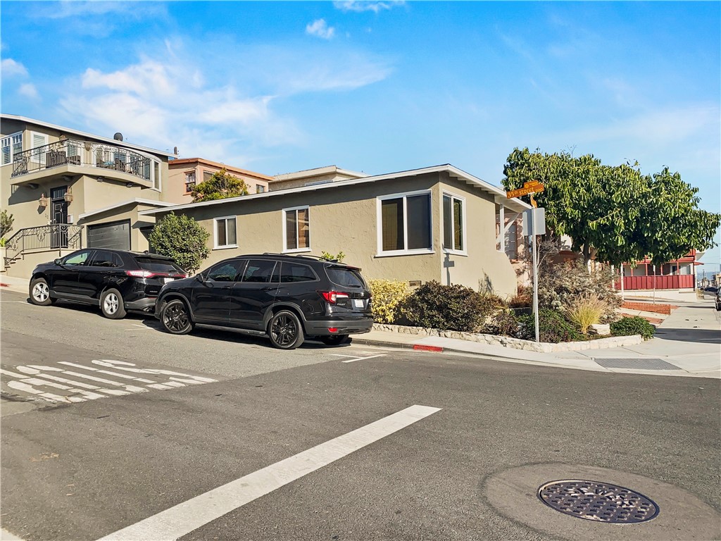 3418 Manhattan Avenue