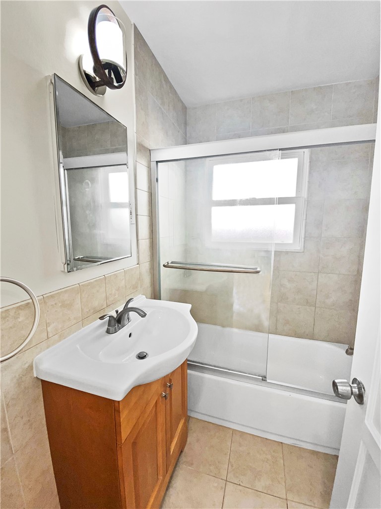 3418 Manhattan Avenue