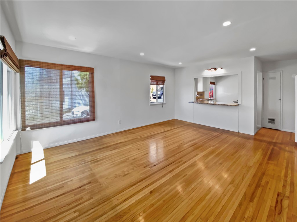 3418 Manhattan Avenue