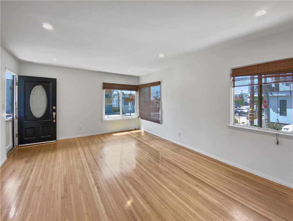 3418 Manhattan Avenue