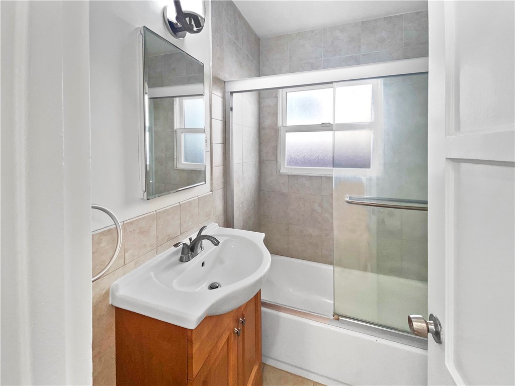 3418 Manhattan Avenue