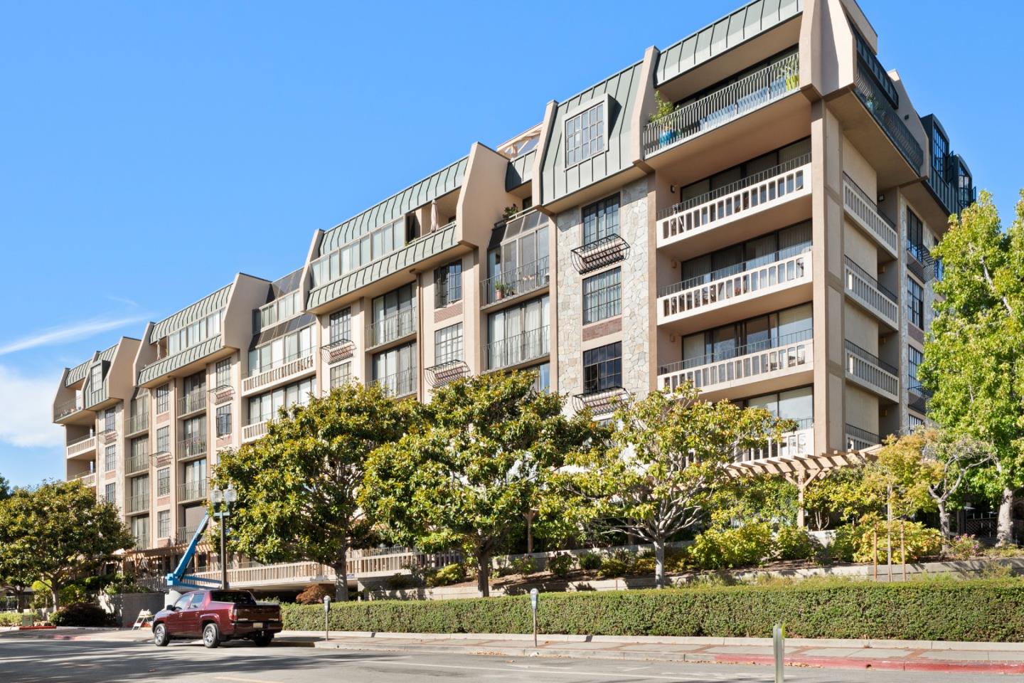 555 Laurel Avenue 324