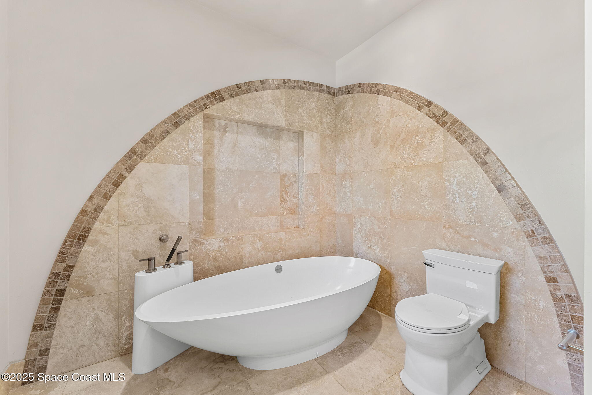 2375 S Atlantic Avenue, 601