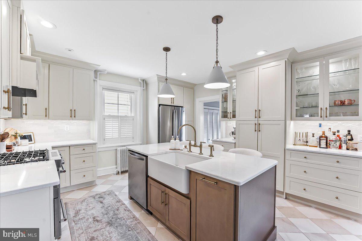 939 GLENBROOK AVENUE