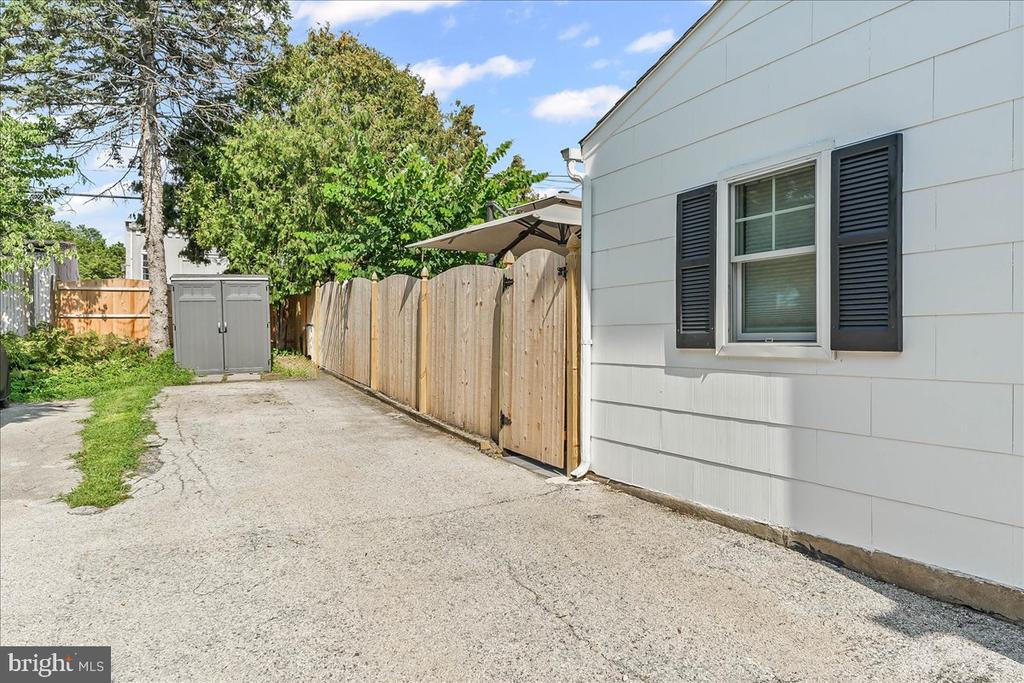 939 GLENBROOK AVENUE