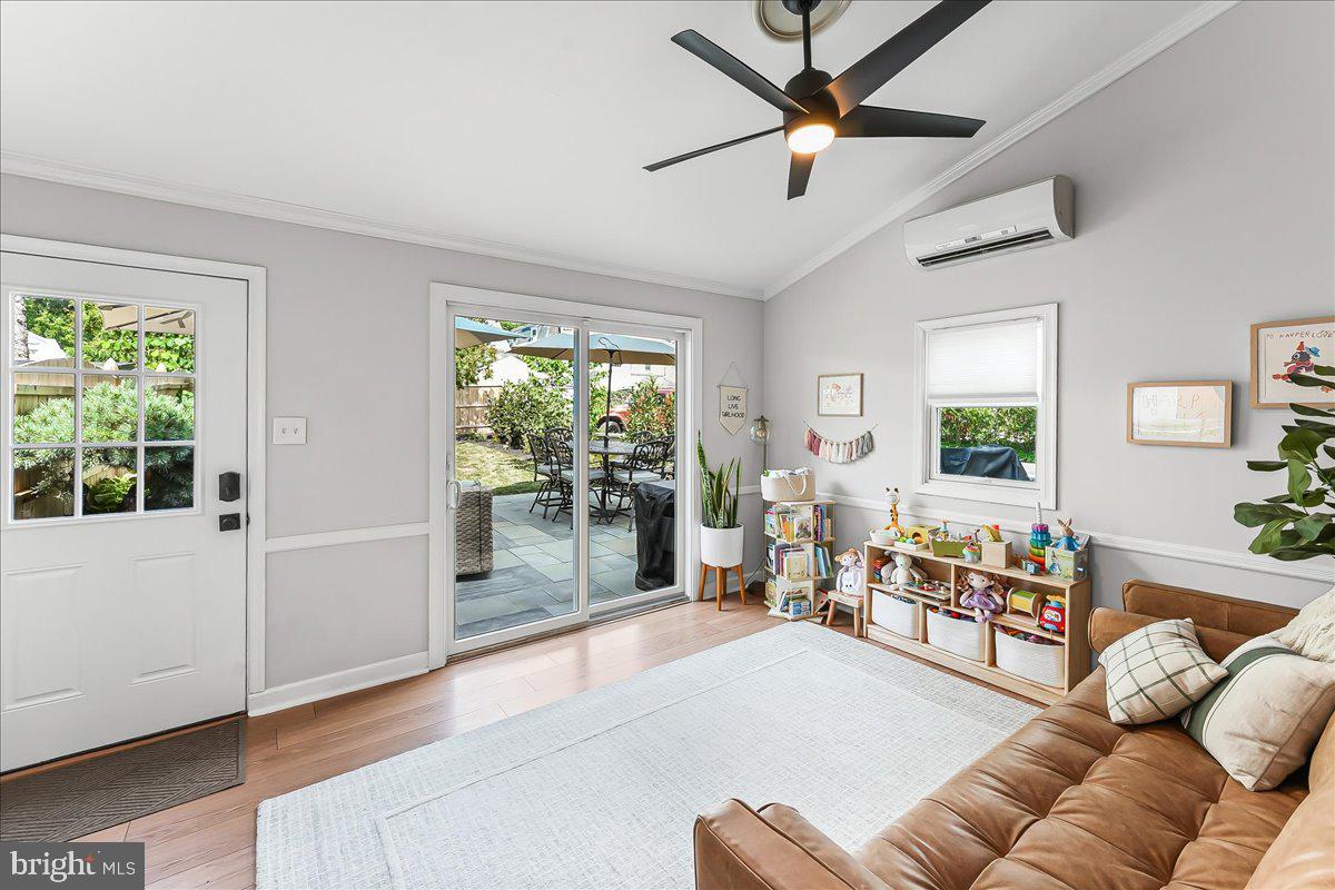 939 GLENBROOK AVENUE