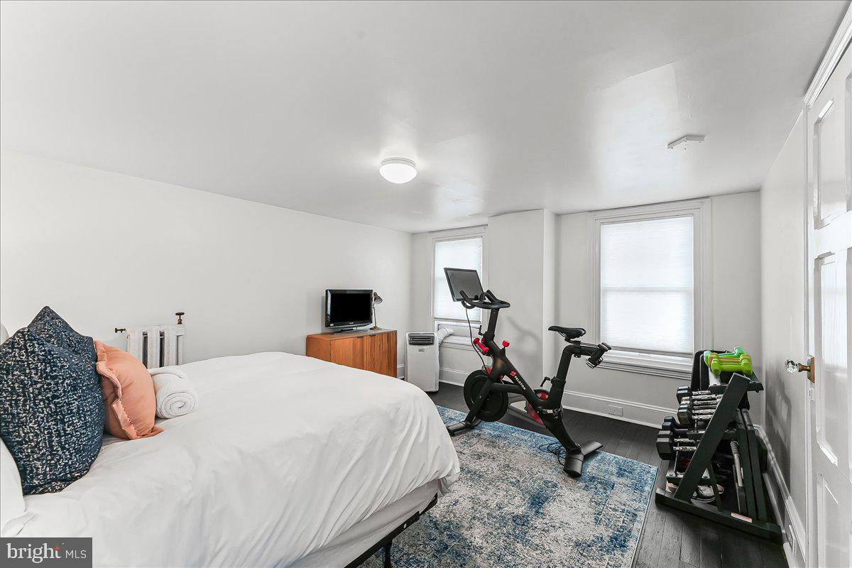 939 GLENBROOK AVENUE