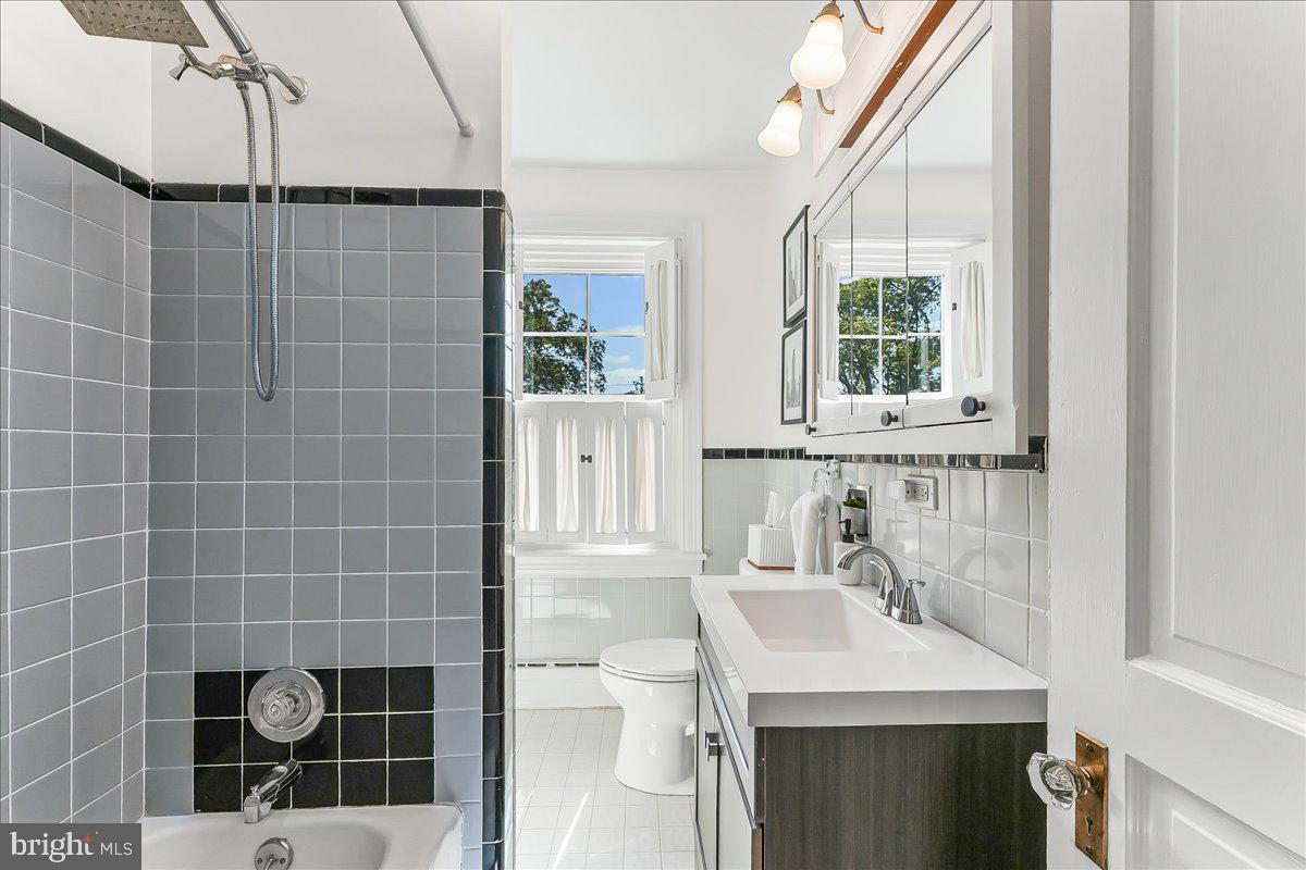 939 GLENBROOK AVENUE