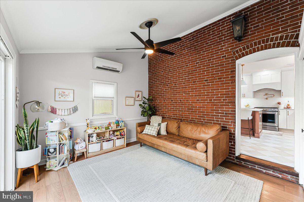 939 GLENBROOK AVENUE