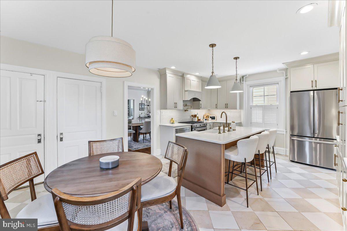 939 GLENBROOK AVENUE