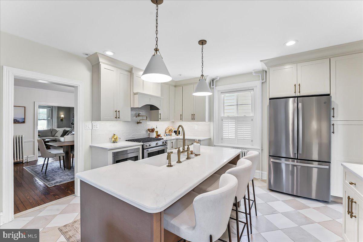 939 GLENBROOK AVENUE