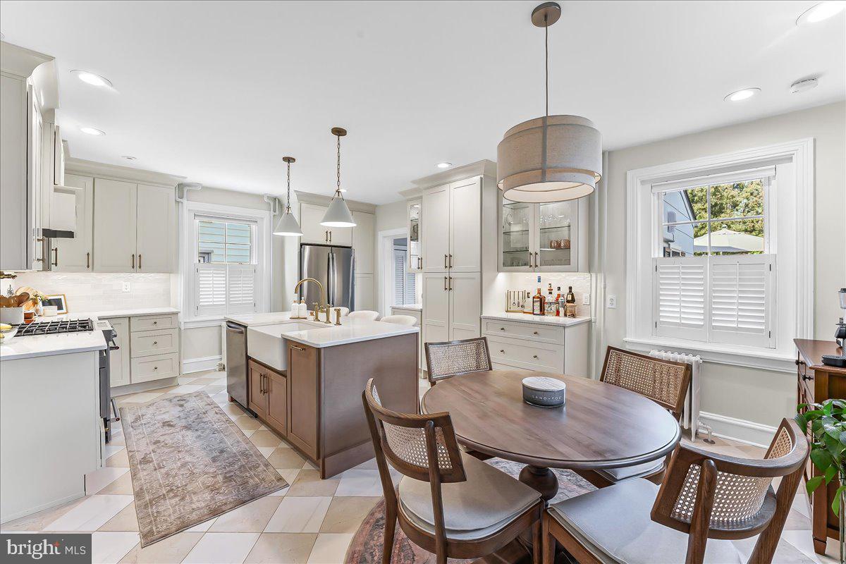 939 GLENBROOK AVENUE