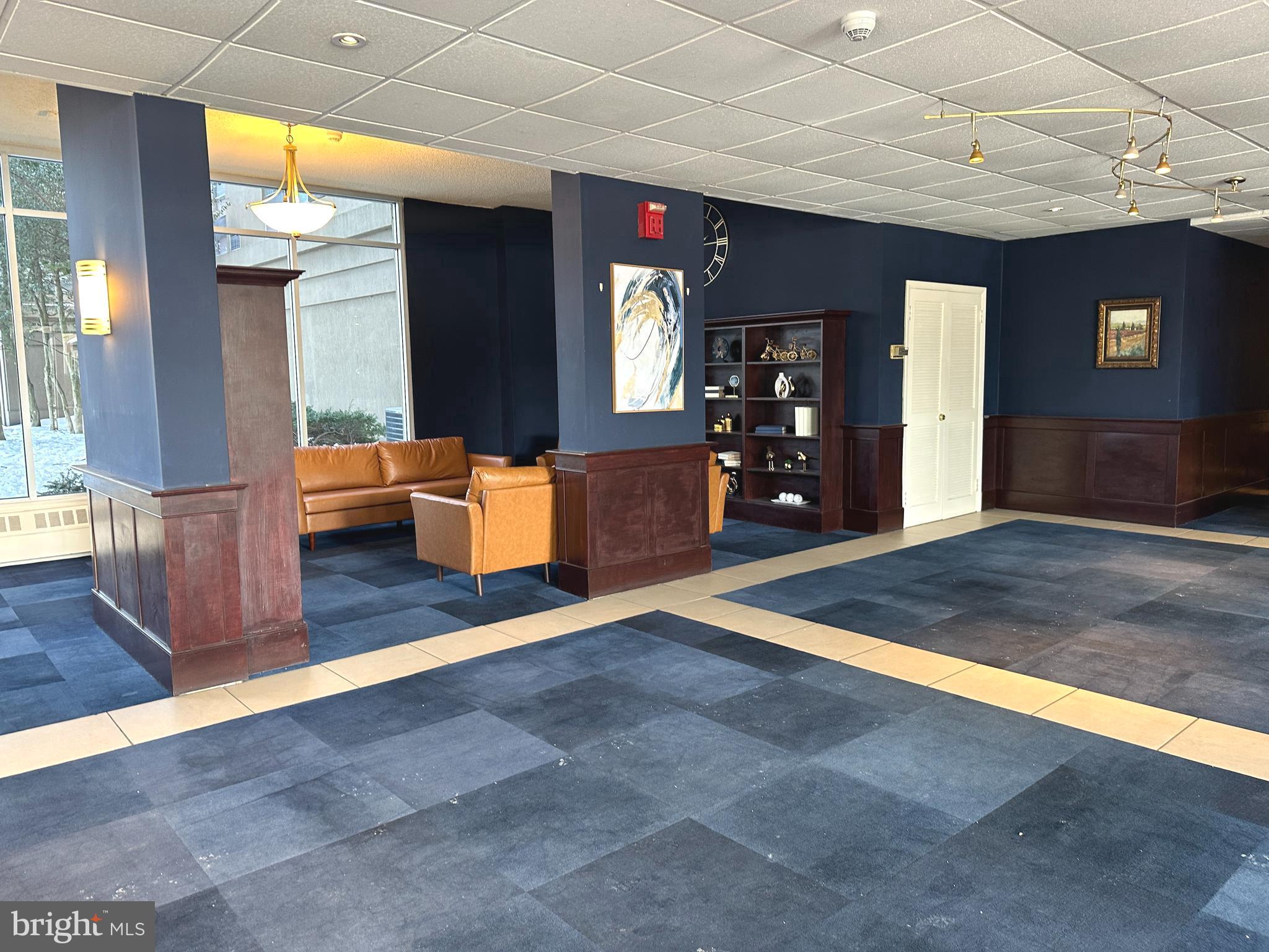 1030 E LANCASTER AVE 817