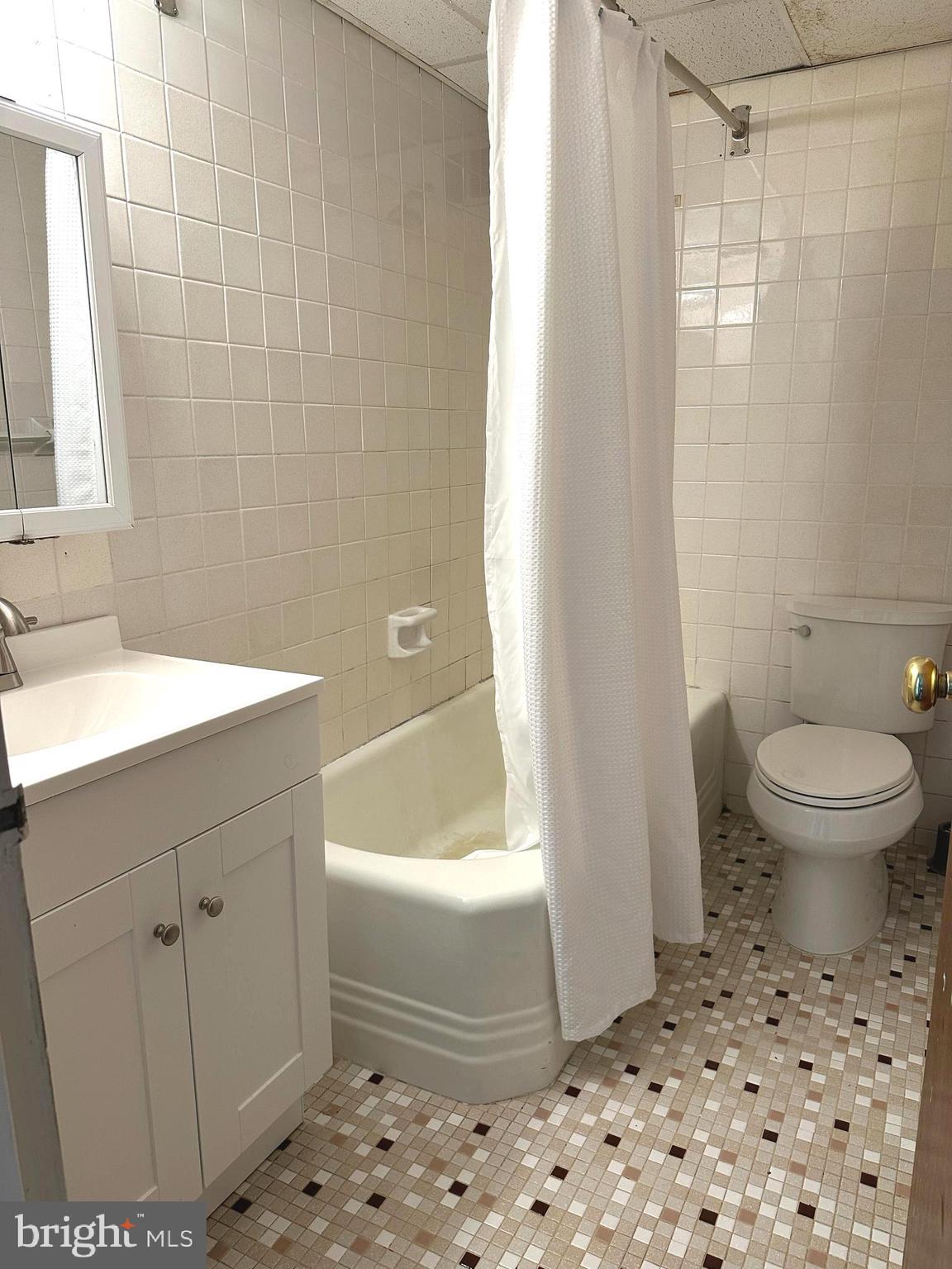 1030 E LANCASTER AVE 817