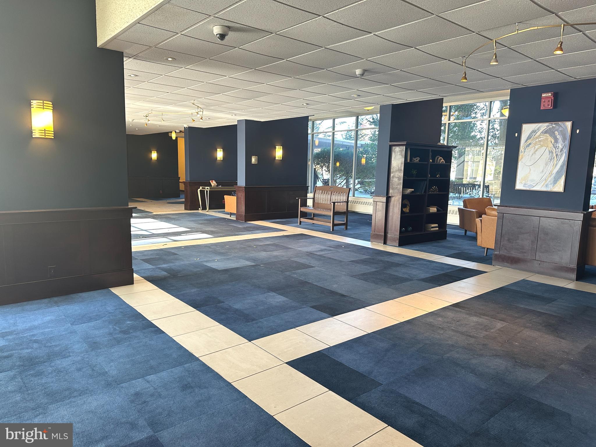 1030 E LANCASTER AVE 817